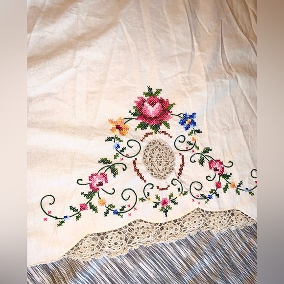 Vintage Hand Embroidered Tablecloth Exquisite Antique Linen - Picture 3 of 7